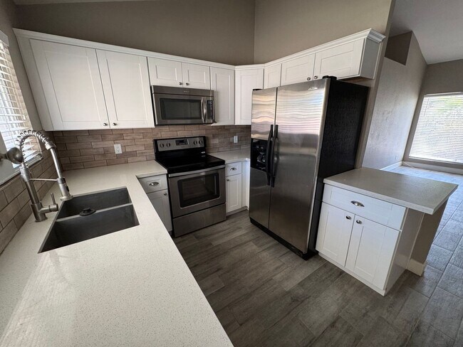 Building Photo - Stunning 3-bedroom, 2-bathroom home locate...
