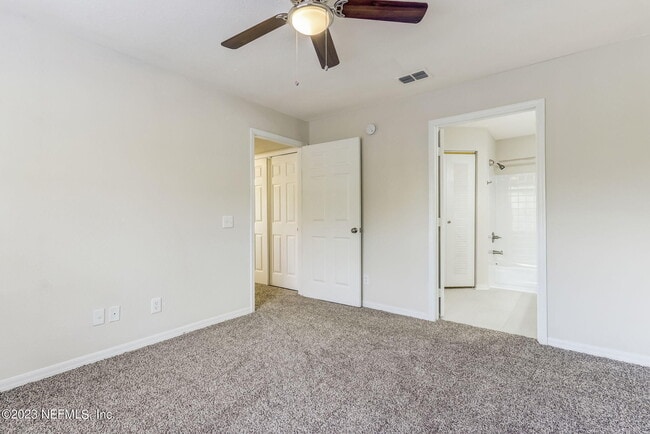 Building Photo - 13700 Richmond Park Dr N