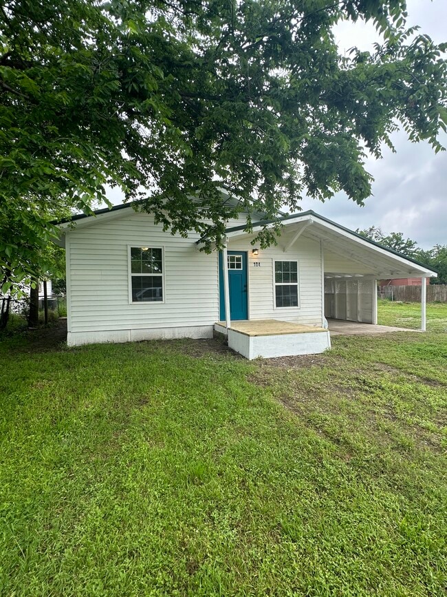 Building Photo - 104 N Main St