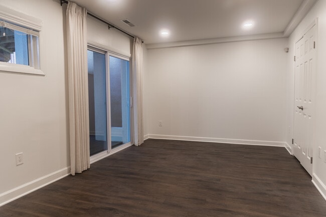 Building Photo - 1613 Valencia Way
