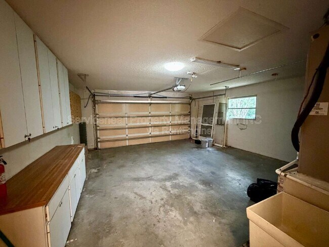 Building Photo - 423 Whispering Oaks Ct