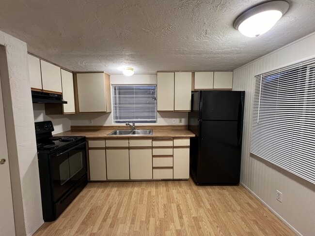 Building Photo - 100 S Davies Rd