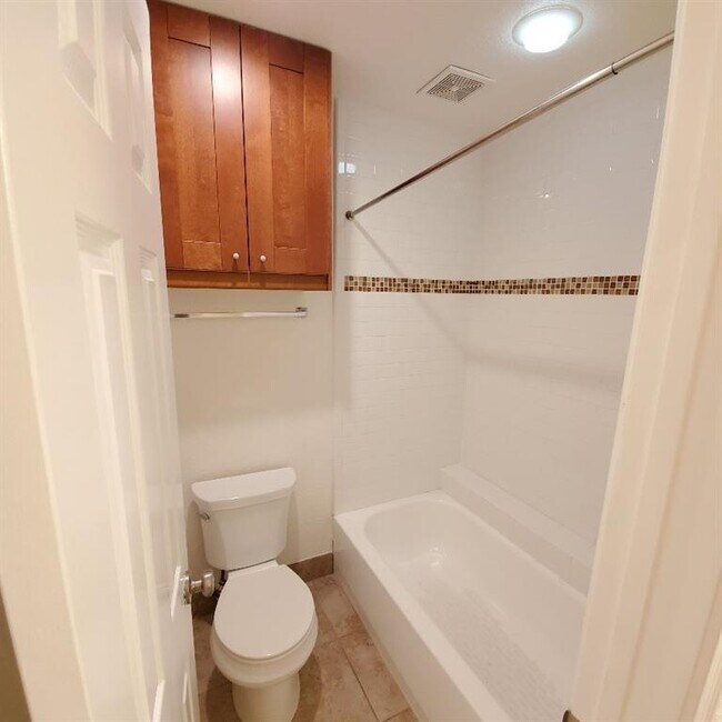 Building Photo - 7685 Northcross Dr