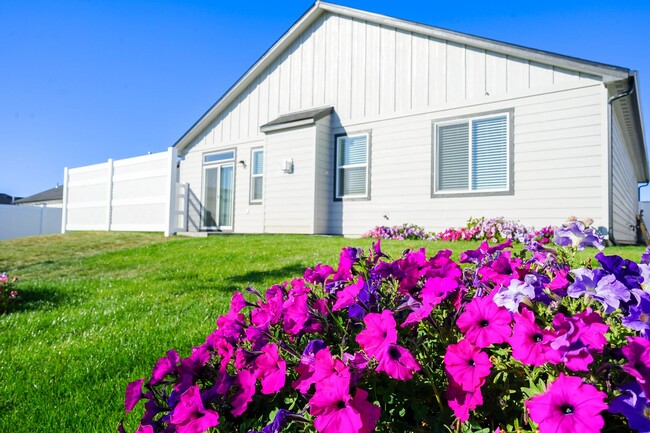 Building Photo - Charming and Exceptionally Clean, 3 Bedroom