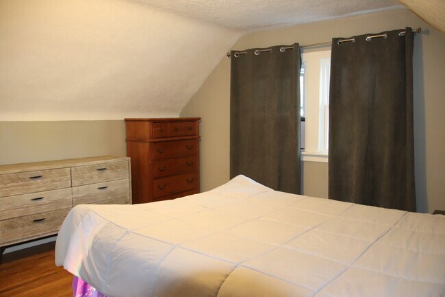 Building Photo - 2034 Warren Rd