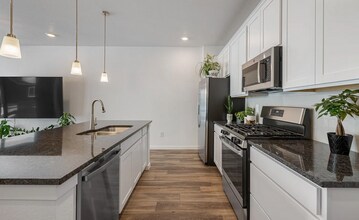 Building Photo - 2 Bedroom Townhome w/ Garage!