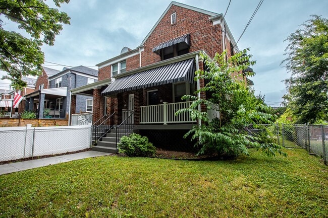 Building Photo - Charming 3 BR/3 BA Semi-Detached Home in F...