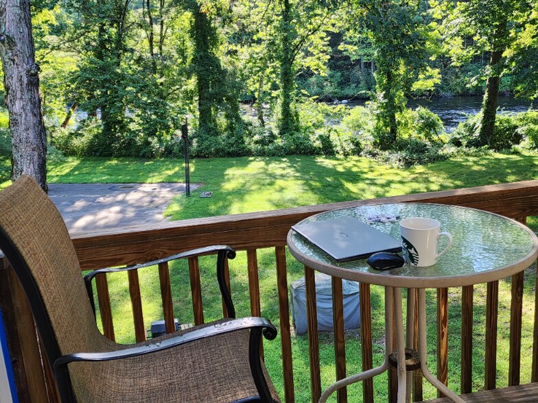 Building Photo - 220 Main St