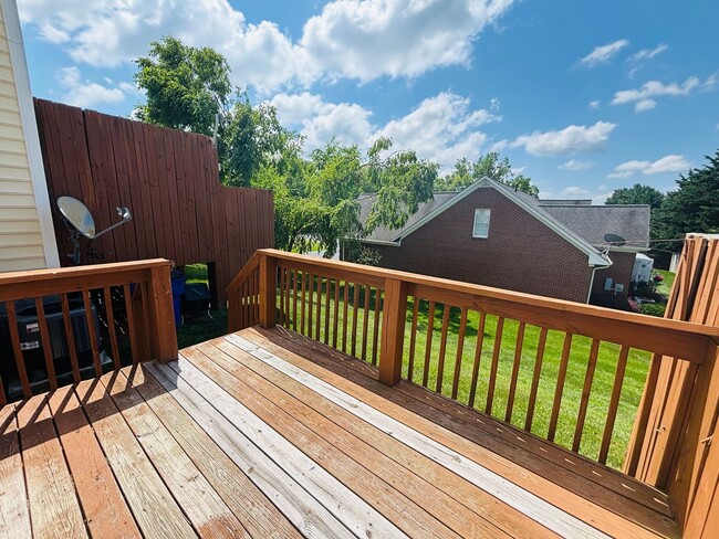 Building Photo - Conveniently located 2 Bedroom, 1.5 Bath Townhouse