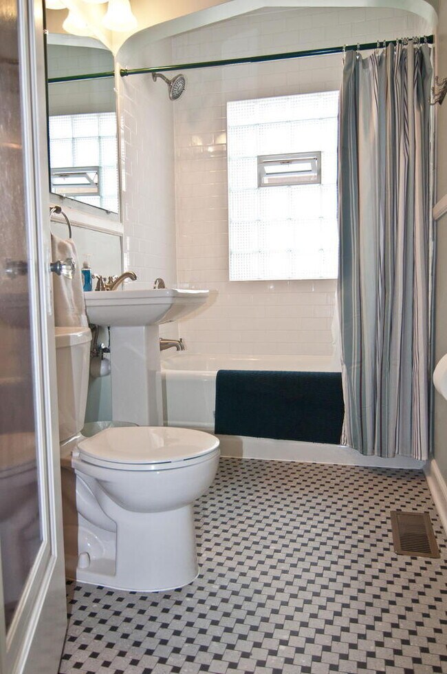 Building Photo - Spacious 3-Bedroom Duplex with Garage and 2 bathrooms in Minneapolis!