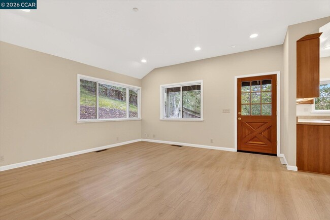 Building Photo - 261 Castle Hill Ranch Rd