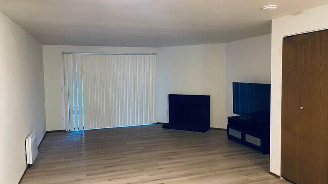 Building Photo - Cute and Quaint Updated Federal Way Condo