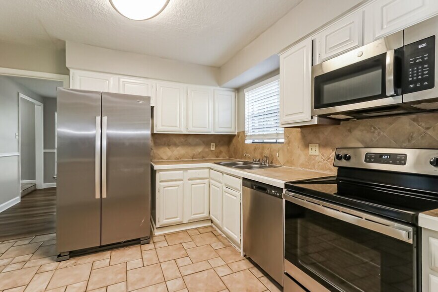 Building Photo - 15127 Camino Del Sol Dr