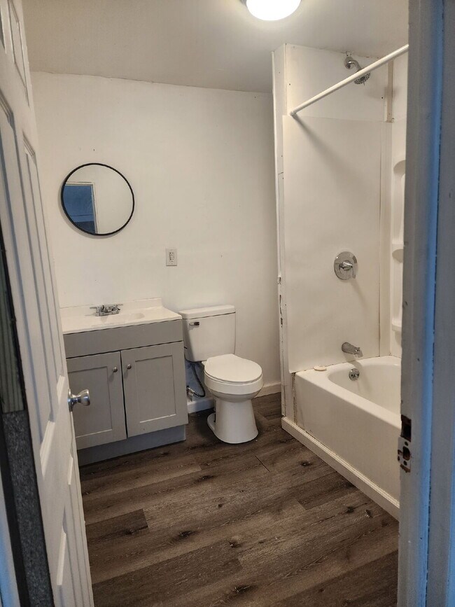 Building Photo - 2 bedroom 1 bed