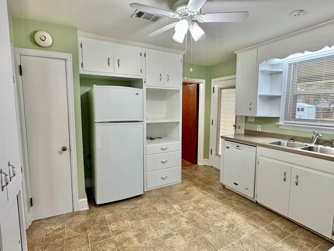 Building Photo - Charming 3 Bedroom / 1 Bath Home with Orig...