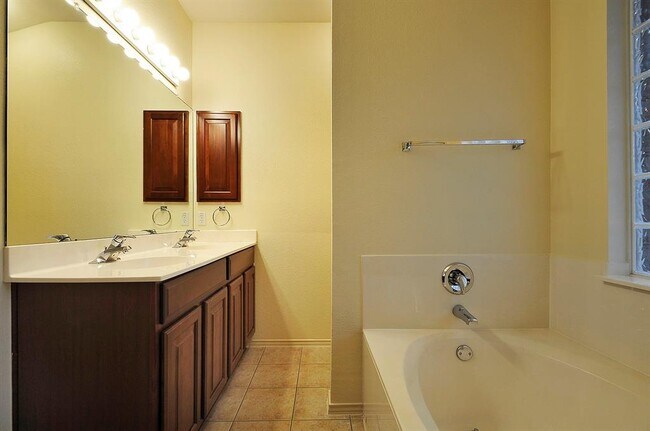 Building Photo - 1109 Fossil Cove