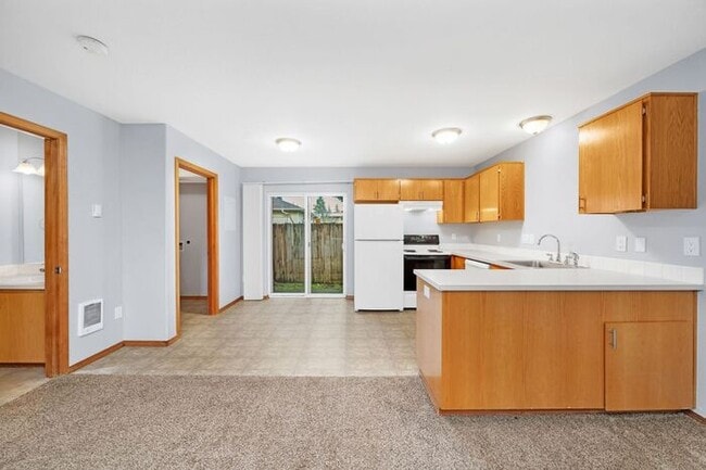 Building Photo - Big 2 bedroom townhouse. Minutes to Portland!!!!