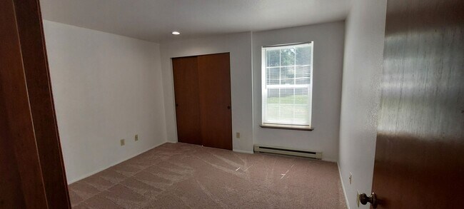 Building Photo - Bright 2 Bedroom Apartment