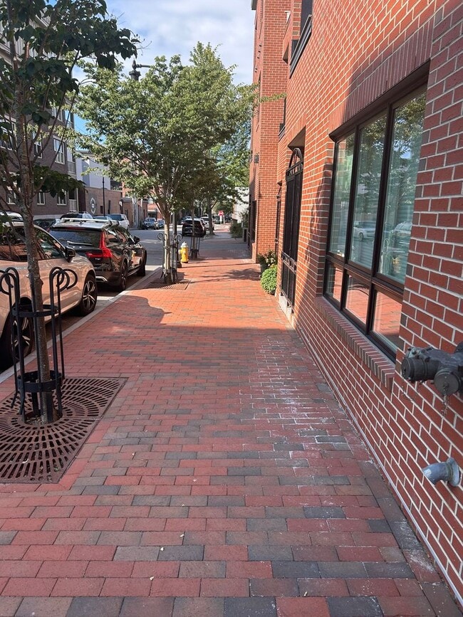 Building Photo - Gorgeous Fully Furnished 2BR/1BA Condo Ava...