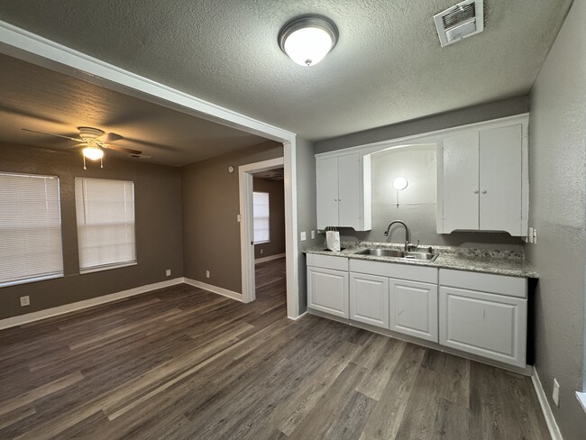 Building Photo - 413 Osage St