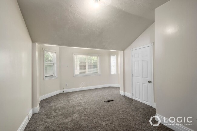 Building Photo - Great 2 Bedroom House on Dead End Street!