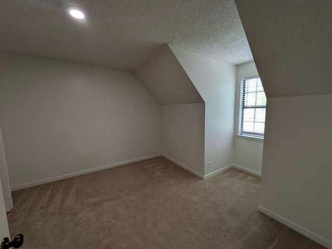 Building Photo - 1107 Quail Ct W