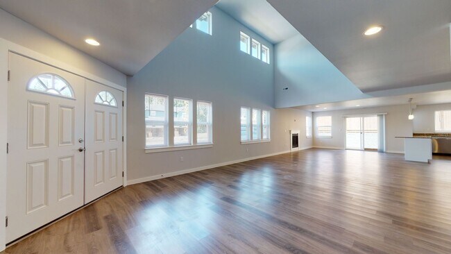 Building Photo - Large & Luxurious 3 Bedroom Available Near...