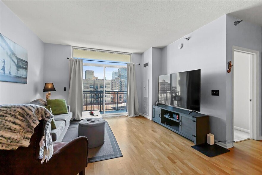 Primary Photo - 1134 W Granville Ave