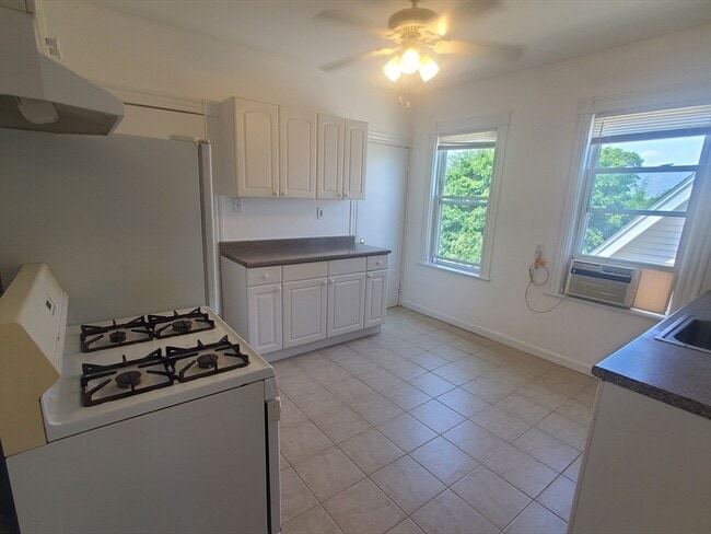 Building Photo - 26 Buttonwood St