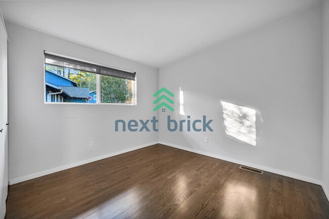 Building Photo - Welcome to this beautifully located 4-bedroom, 2-bath