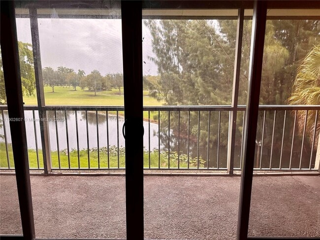 Building Photo - 450 Commodore Dr