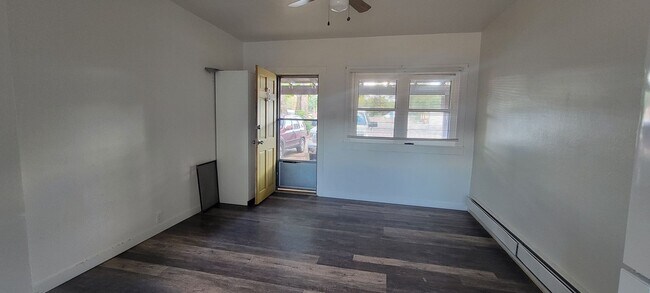 Building Photo - 835 Bridge St