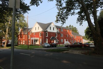 Building Photo - Two Bedroom apartment near engineering and...