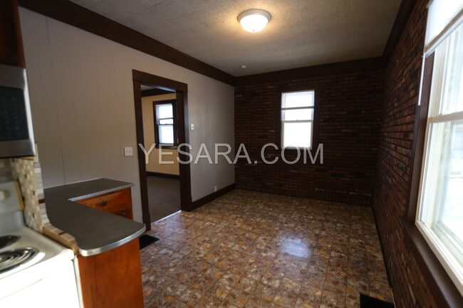 Building Photo - 2 Bedroom 1 Bath