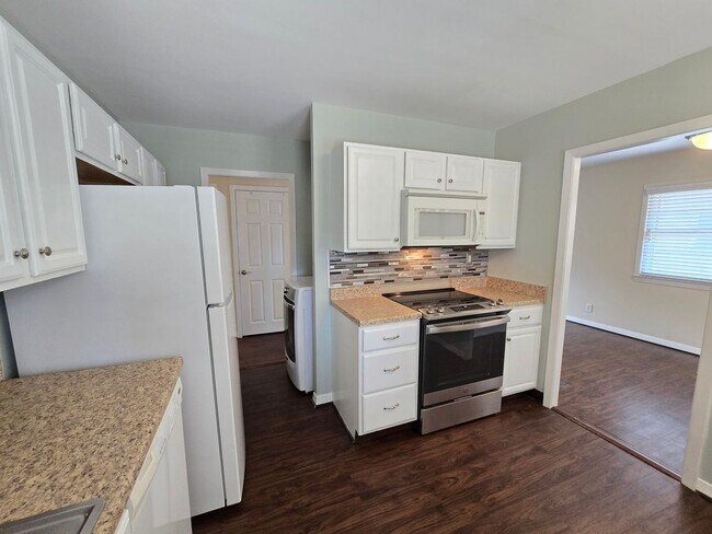 Building Photo - Newly remodeled 3 bed/1 bath home with a 1...