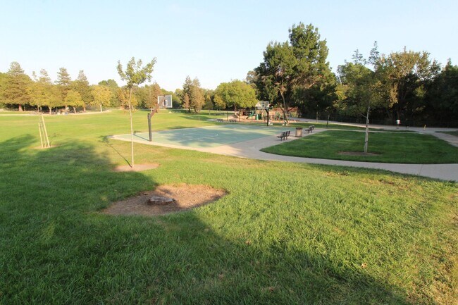 Building Photo - Townhouse 2 bedrooms, 2 1/2 baths, 2 car g...