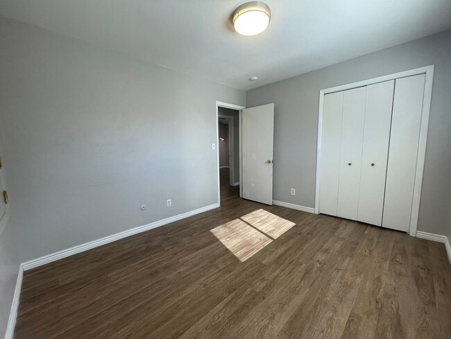 Building Photo - $0 DEPOSIT OPTION. TRI-LEVEL AURORA HOME WITH MODERN AMENITIES AND SPACIOUS INTERIORS