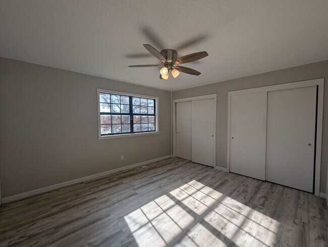 Building Photo - 2 Bed/ 1.5 Bath Townhouse