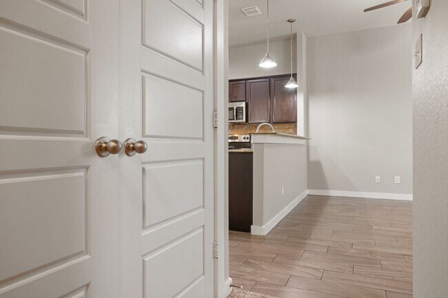 Building Photo - Beautiful 3 Bedroom Duplex Located in New ...