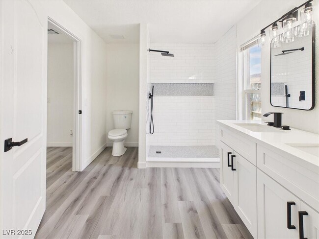 Building Photo - 5610 N Linda St