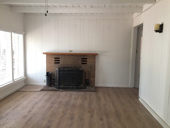 Building Photo - Country living