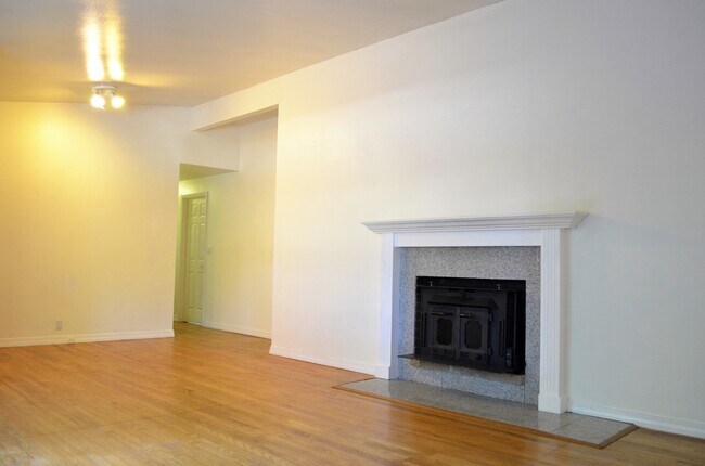 Building Photo - New Kitchen!! Beautiful family home w/extr...
