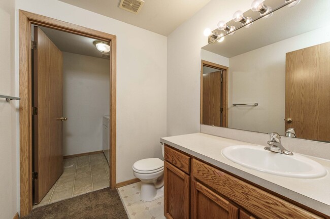 Building Photo - Comfortable 3-Bedroom Townhouse with A/C, ...