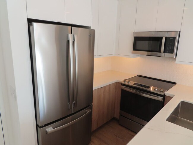 Building Photo - Perfectly located 2 bed, 2 bath condo in San Diego's Bay Ho area