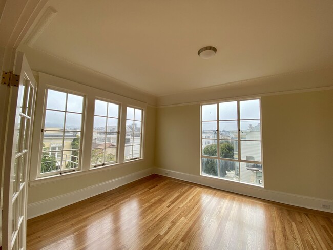 Building Photo - 1BR/1BA Penthouse Level Pacific Heights St...