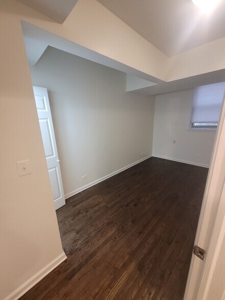 Building Photo - 6708 N Hermitage Ave