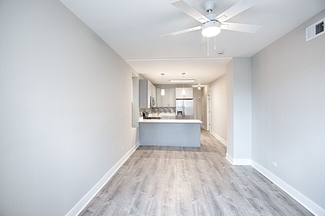Building Photo - Beautiful 4bed/2bath GARDEN unit in Bucktown! Central Air! In-Unit Laundry!