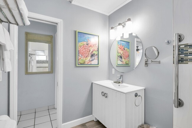 Building Photo - 1225 Hillsboro Mile