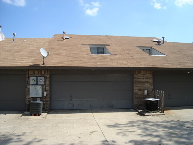 Building Photo - 13907 Fairhill Ave
