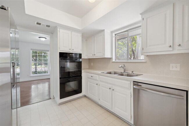 Building Photo - 7202 Squirrel Oak Cir